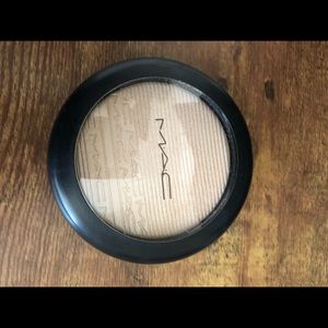 MAC Extra dimension skinfinish